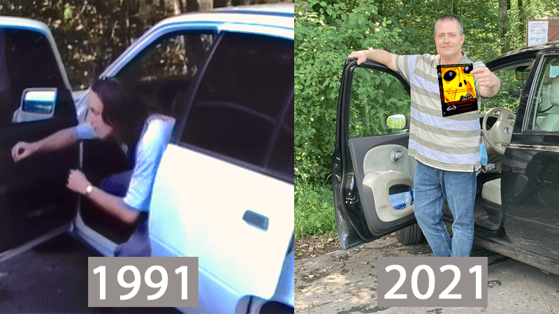 An underground horror film to watch! The restored version of the film will be released in four days. 3 psychopathes for the 30th anniversary of the film on DVD as well as on 4K UHD VOD. In the photo: on the left a scene from the film and on the right is me with a DVD. Thirty years separate the two photos taken in the same parking lot.