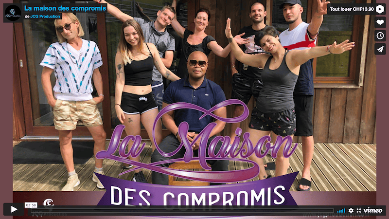 La première téléréalité de JCG Production, La maison des compromis, est disponible en VOD sur VimeoOnDemand.com et Okast.tv depuis aujourd’hui, lundi 15 mars, minuit. Et c’est déjà un énorme succès, bien au-delà de nos prévisions les plus optimistes ! Un grand merci aux téléspectateurs ainsi qu’à toutes les personnes qui ont participé à cette téléréalité. Dans La maison des compromis, la vie en communauté peut se transformer en cauchemar. Rires, émotions et mauvaises nouvelles vont se succéder  ! Une téléréalité pour toute la famille. Avec, comme guest-star, Alibi Montana. Vous n’aimez pas les téléréalités  ? Que vous soyez jeune ou âgé, vous allez adorer La maison des compromis, une téléréalité pas comme les autres ! Pour voir La maison des compromis, vous avez le choix entre la location des 18 épisodes durant 30 jours où louer par épisode durant 48 h 00.