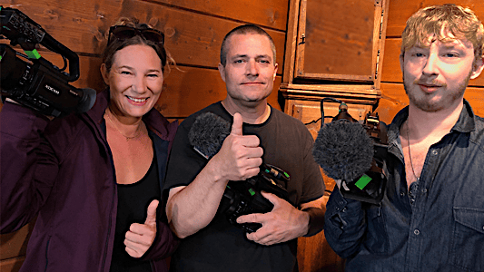 Équipe technique télé-réalité : dans La maison des compromis, nous sommes une bonne équipe de caméramans. Le tournage avance. Des scènes entre candidats vont devenir cultes. Je me réjouis de vous faire découvrir cette téléréalité...