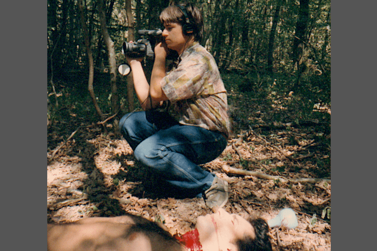 Le réalisateur et caméraman tourne une scène (d'horreur violente et gore) du film 3 psychopathes - un film sanglant de Jean-Clément Gunter.