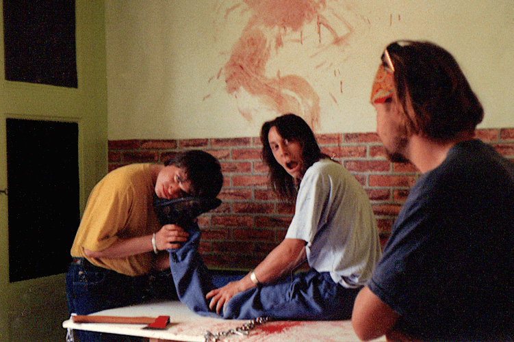 Photo de tournage du film 3 psychopathes ("3 Psychopaths"), Jean-Clément Gunter (avec deux comédiens). Une scène avec effets spéciaux - séquence gore et violente.