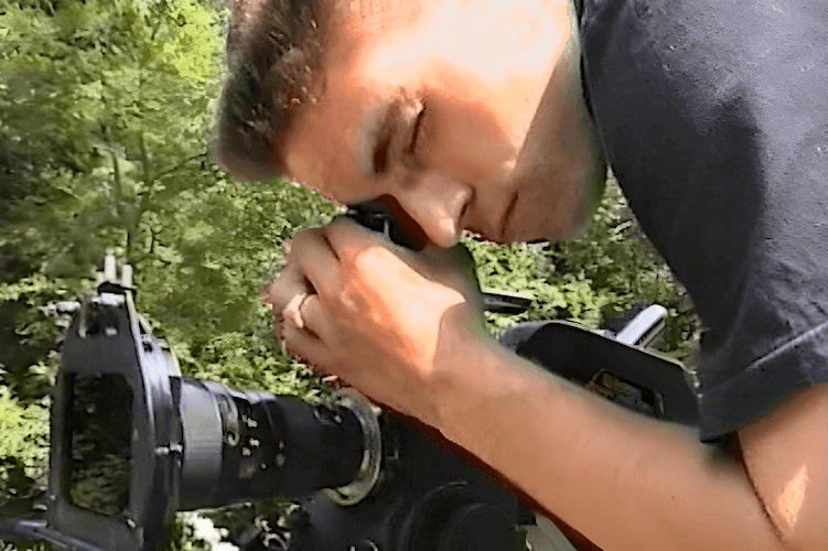 Sur le tournage du film Décadence (Jean-Clément Gunter réalisateur et producteur) filme avec une caméra - super 16 mm un prise de vue.