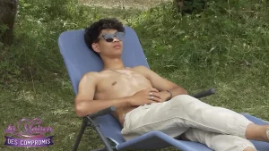 Beau mec/candidat de téléréalité qui bronze - Les filles vont adorer ces candidats - Les hommes vont adorer cette télé-réalité pas comme les autres disponibles en streaming, AVOD, VOD.