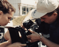 Préparation de la caméra le réalisateur et une assistante qui est devenue présentatrice/journaliste à la RTS/Télévision romande. - Décadence film d'horreur culte du producteur Jean-Clément Gunter - Succès en DVD et streaming - Film Gore/violent - Une histoire basée sur des tueurs en série/psychopathes.