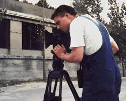 Scène de tournage à Paris/France (film d'horreur Décadence) - Le meteur en scène/réalisateur Jean-Clément Gunter filme/tourne une scène dans les rues de la capitale française.