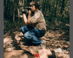 Le réalisateur et caméraman tourne une scène (film d'horreur violent et gore) - Le tournage du long-métrage 3 psychopathes - Une production sanglant/flippant de Jean-Clément Gunter.