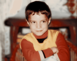 Réalisateur de films d'horreur/gores suisse et producteur de télé-réalité - (sur la photo, enfant à l'âge de sept ans) déjà passionné de télévision.