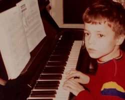 Réalisateur/meteur en scène Suisse de films/longs-métrages d'horreur (producteur depuis 1989) - JCG Production depuis 1991, produit des films gores - (Jean-Clément Gunter est genevois) - Enfant de 7 ans sur la photo.