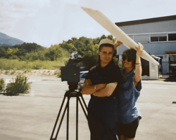 Comment faire/réaliser et financer/produire un film/long-métrage ? - Cela est un processus long semé d'embûches - Sur le tournage, le réalisateur/metteur en scène (aussi producteur) Jean-Clément Gunter (avec son assistante).